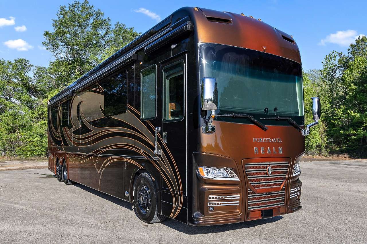 Rv Ralm Rolling Royalty | 2026 Foretravel Realm FS605 Motorcoach